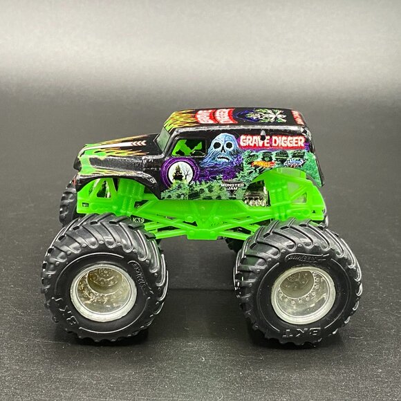 Hot Wheels Monster Jam Grave Digger 1:64 Diecast Monster Truck Black Green - Picture 3 of 13